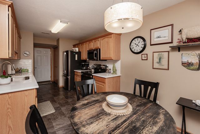4160 100th Street 17, Urbandale, IA 50322