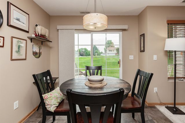 4160 100th Street 17, Urbandale, IA 50322