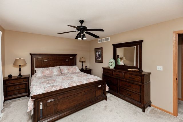 4160 100th Street 17, Urbandale, IA 50322