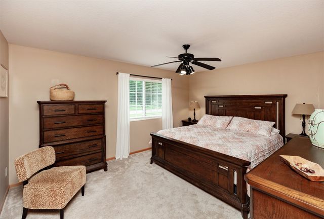 4160 100th Street 17, Urbandale, IA 50322