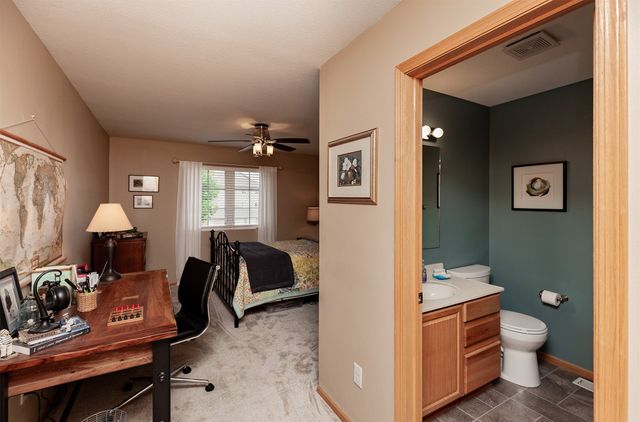 4160 100th Street 17, Urbandale, IA 50322