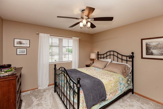4160 100th Street 17, Urbandale, IA 50322