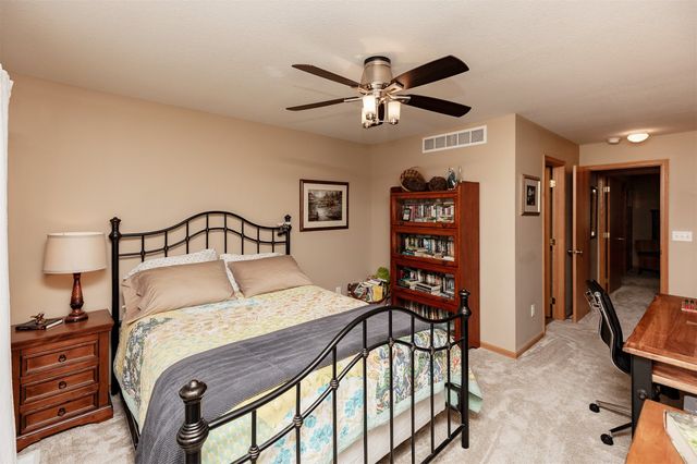 4160 100th Street 17, Urbandale, IA 50322