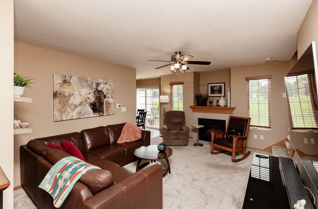 4160 100th Street 17, Urbandale, IA 50322