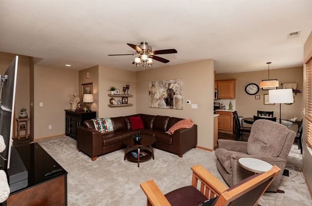 4160 100th Street 17, Urbandale, IA 50322