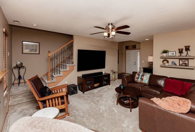 4160 100th Street 17, Urbandale, IA 50322