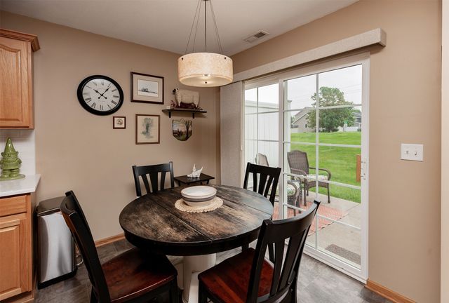 4160 100th Street 17, Urbandale, IA 50322