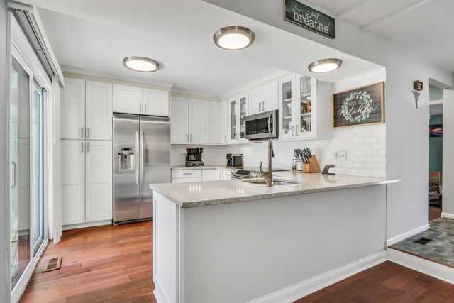 705 COLBY Court, Gurnee, IL 60031