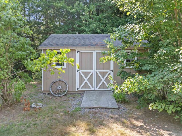 10 Town House Road, New Hampton, NH 03256