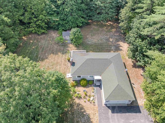 10 Town House Road, New Hampton, NH 03256