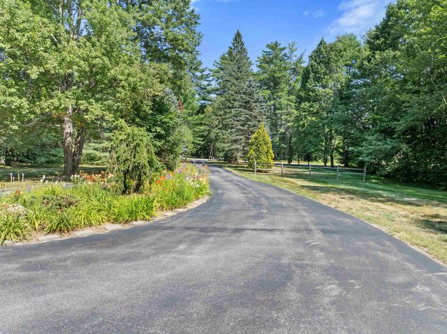 10 Town House Road, New Hampton, NH 03256
