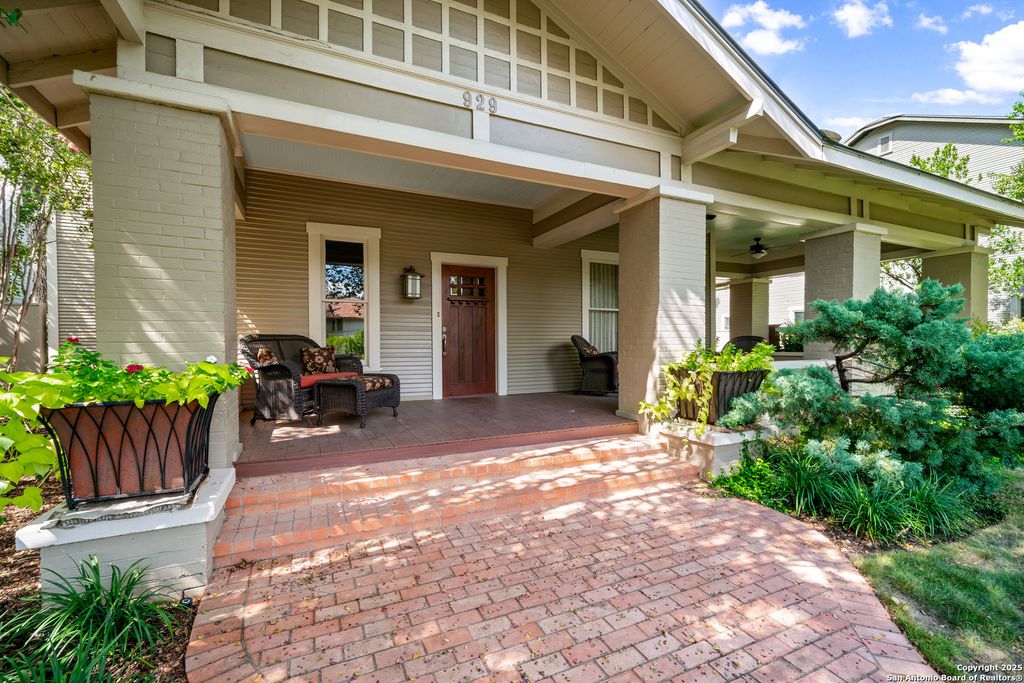 929 Cambridge Oval, San Antonio, TX 78209