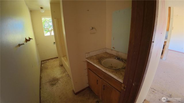 105 E Valley Road, Skamokawa, WA 98647