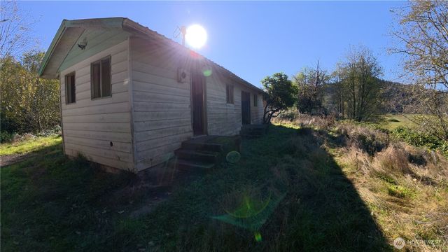 105 E Valley Road, Skamokawa, WA 98647