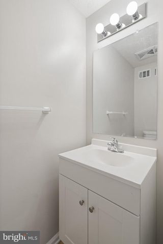 3601 WHARF LN, Triangle, VA 22172