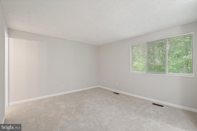3601 WHARF LN, Triangle, VA 22172