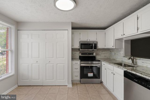 3601 WHARF LN, Triangle, VA 22172