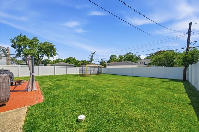 607 N Van Auken Street, Elmhurst, IL 60126