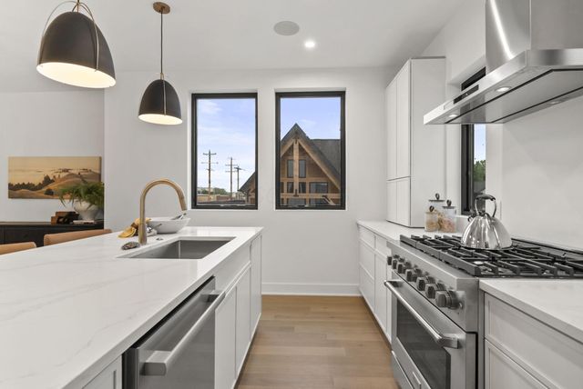 1087 W 3rd Avenue, Columbus, OH 43212