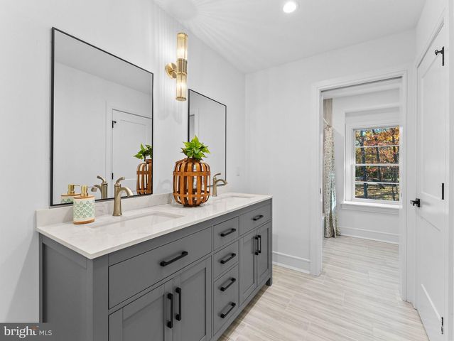 40 E CENTENNIAL DR, Medford, NJ 08055