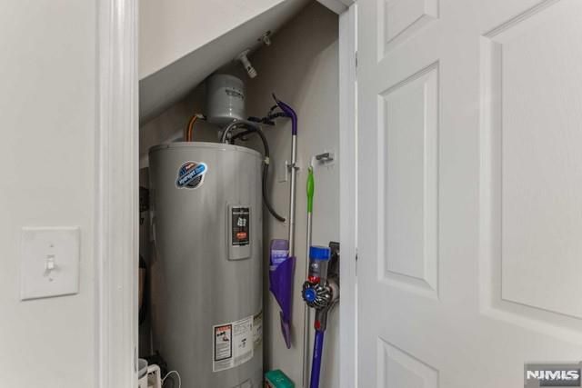 22 Veterans Drive, Wood Ridge, NJ 07075