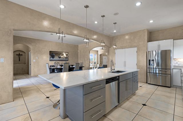33 N. Estrellas Road, Santa Fe, NM 87507