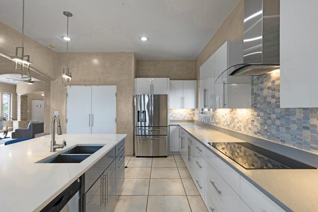33 N. Estrellas Road, Santa Fe, NM 87507