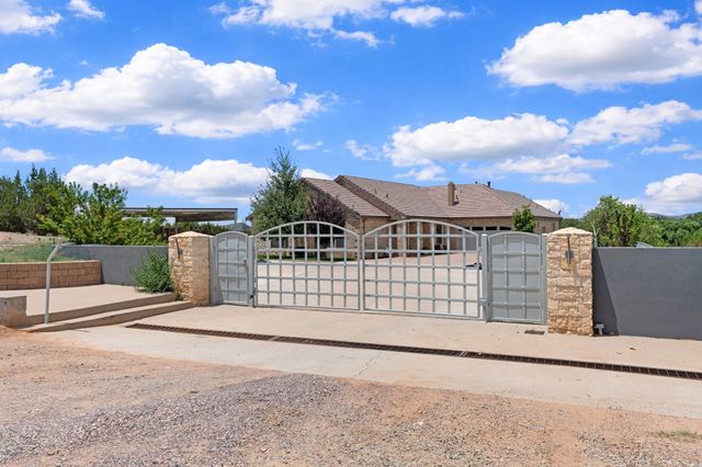 33 N. Estrellas Road, Santa Fe, NM 87507
