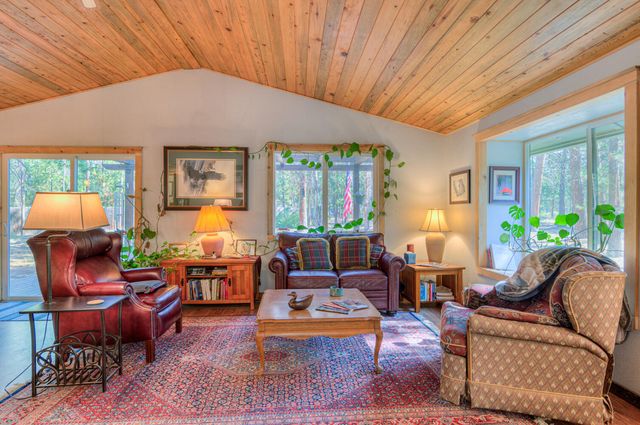 17592 Holgate Road, La Pine, OR 97739