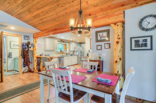 17592 Holgate Road, La Pine, OR 97739