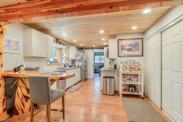 17592 Holgate Road, La Pine, OR 97739