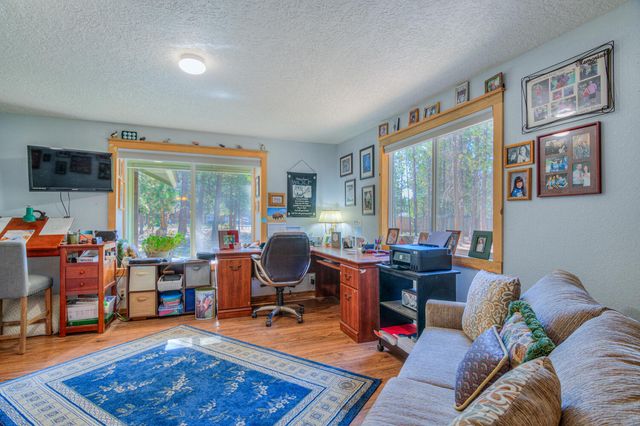 17592 Holgate Road, La Pine, OR 97739