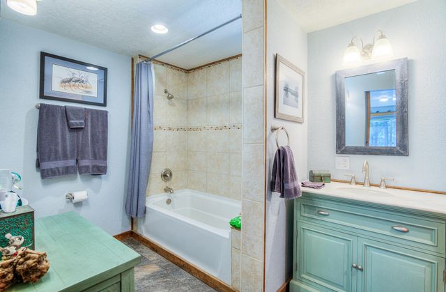 17592 Holgate Road, La Pine, OR 97739