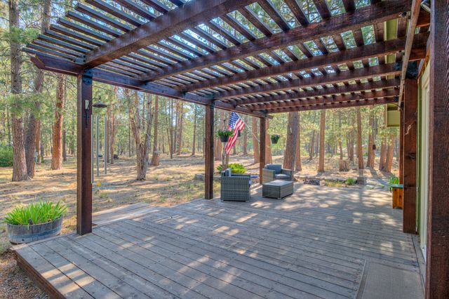 17592 Holgate Road, La Pine, OR 97739