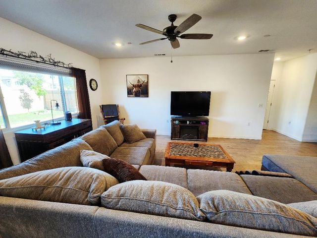 902 Atlantica Drive S, Madera, CA 93636