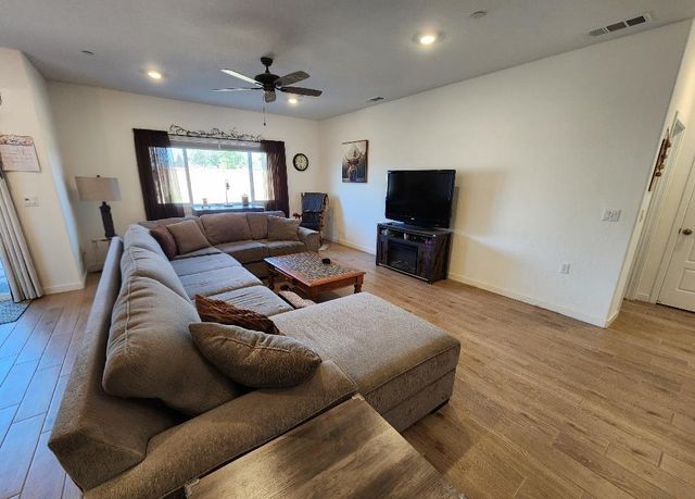 902 Atlantica Drive S, Madera, CA 93636