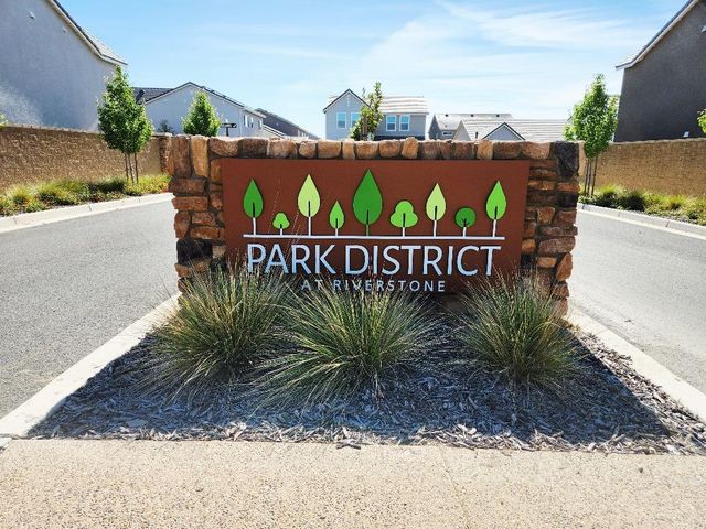 902 Atlantica Drive S, Madera, CA 93636