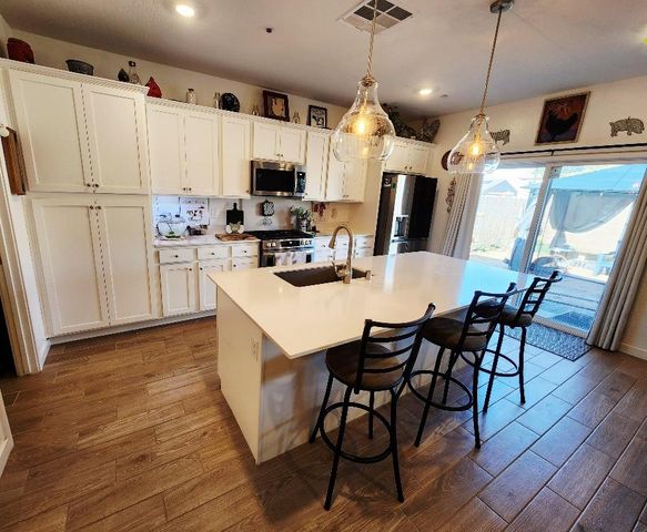 902 Atlantica Drive S, Madera, CA 93636