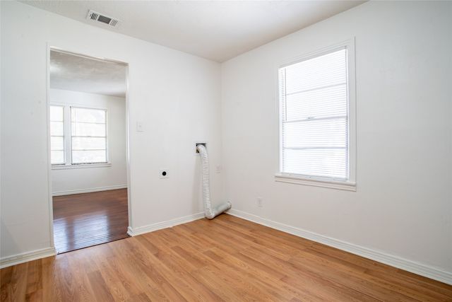 3323 W Clarendon Drive, Dallas, TX 75211