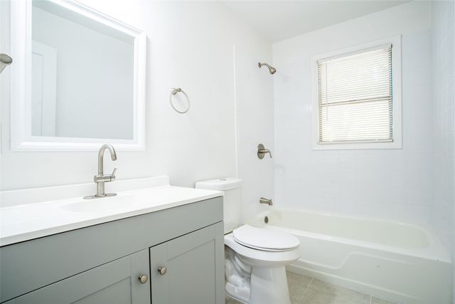 3323 W Clarendon Drive, Dallas, TX 75211