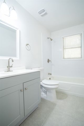 3323 W Clarendon Drive, Dallas, TX 75211