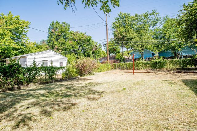 3323 W Clarendon Drive, Dallas, TX 75211
