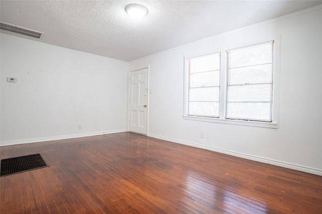 3323 W Clarendon Drive, Dallas, TX 75211