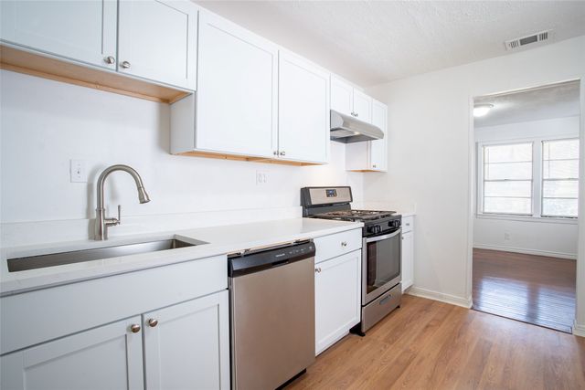 3323 W Clarendon Drive, Dallas, TX 75211