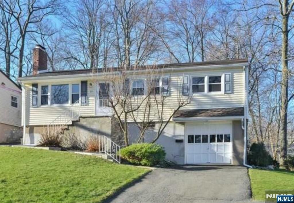 20 Bannehr Street, Oakland, NJ 07436