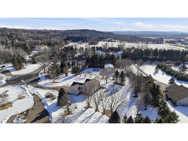 602 Summerfield Circle, Hudson, WI 54016