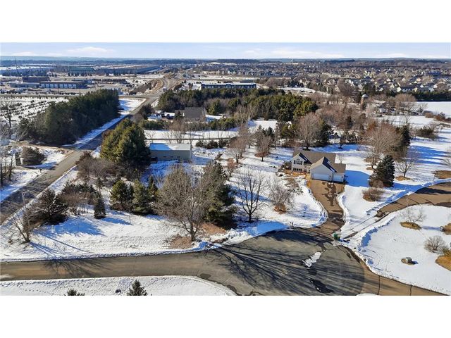 602 Summerfield Circle, Hudson, WI 54016