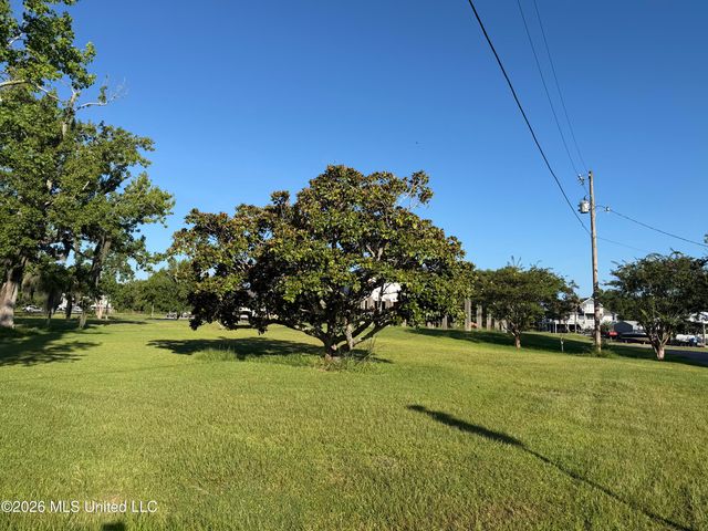 10058 E Shorecrest Road, Biloxi, MS 39532