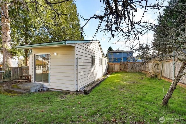 2524 NE 130th Street, Seattle, WA 98125