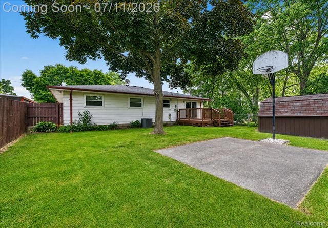 2721 Edgefield Drive, Waterford Charter Township, MI 48328